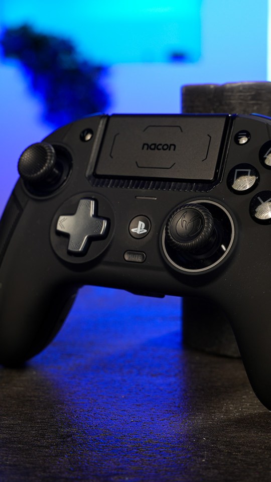 Manette Nacon Revolution 5 Pro // Source : Nino Barbey pour Numerama