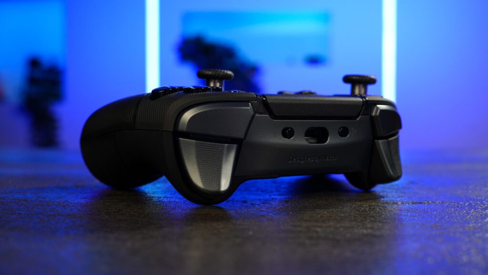 Manette Nacon Revolution 5 Pro // Source : Nino Barbey pour Numerama Manette Nacon Revolution 5 Pro // Source : Nino Barbey pour Numerama