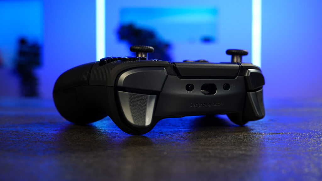 Manette Nacon Revolution 5 Pro // Source : Nino Barbey pour Numerama Manette Nacon Revolution 5 Pro // Source : Nino Barbey pour Numerama