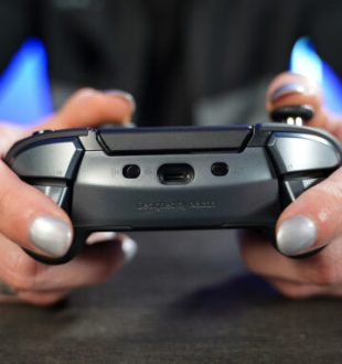 Manette Nacon Revolution 5 Pro // Source : Nino Barbey pour Numerama Manette Nacon Revolution 5 Pro // Source : Nino Barbey pour Numerama