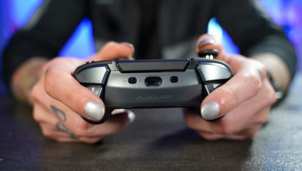 Manette Nacon Revolution 5 Pro // Source : Nino Barbey pour Numerama Manette Nacon Revolution 5 Pro // Source : Nino Barbey pour Numerama