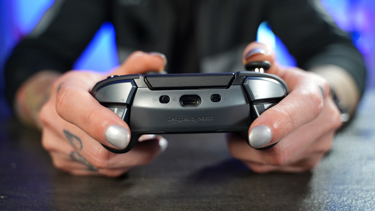 Manette Nacon Revolution 5 Pro // Source : Nino Barbey pour Numerama Manette Nacon Revolution 5 Pro // Source : Nino Barbey pour Numerama