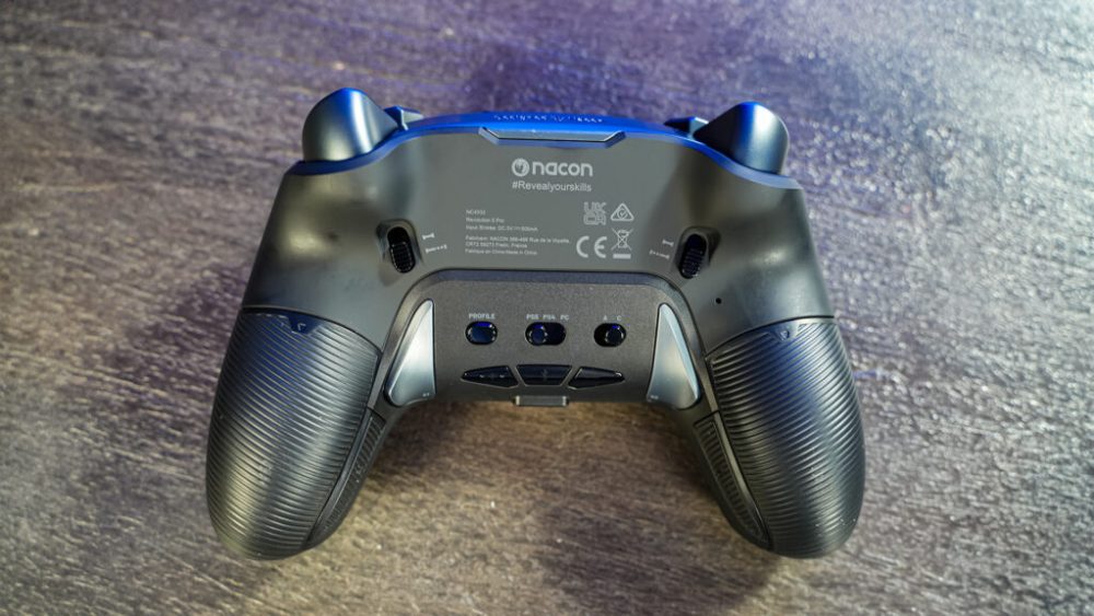 Manette Nacon Revolution 5 Pro // Source : Nino Barbey pour Numerama Manette Nacon Revolution 5 Pro // Source : Nino Barbey pour Numerama
