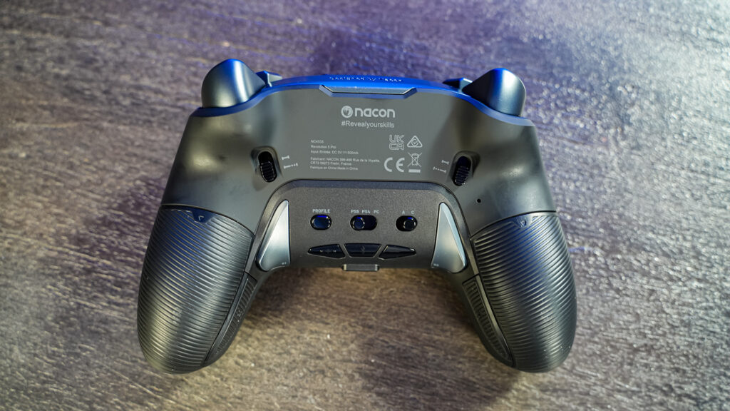 Manette Nacon Revolution 5 Pro // Source : Nino Barbey pour Numerama Manette Nacon Revolution 5 Pro // Source : Nino Barbey pour Numerama
