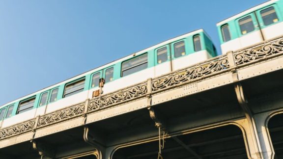 Passage d'un métro à Paris. // Source : Canva Passage d'un métro à Paris. // Source : Canva
