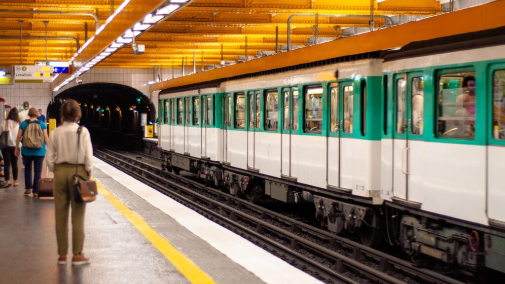 Métro, à Paris. // Source : Canva Métro, à Paris. // Source : Canva