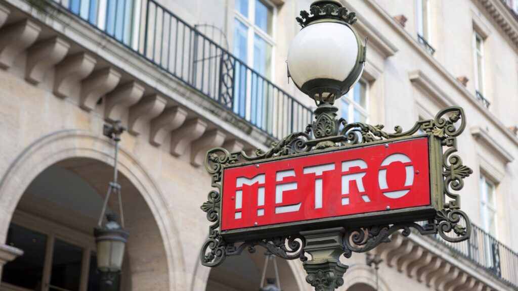 Station de métro, à Paris. // Source : Canva Station de métro, à Paris. // Source : Canva