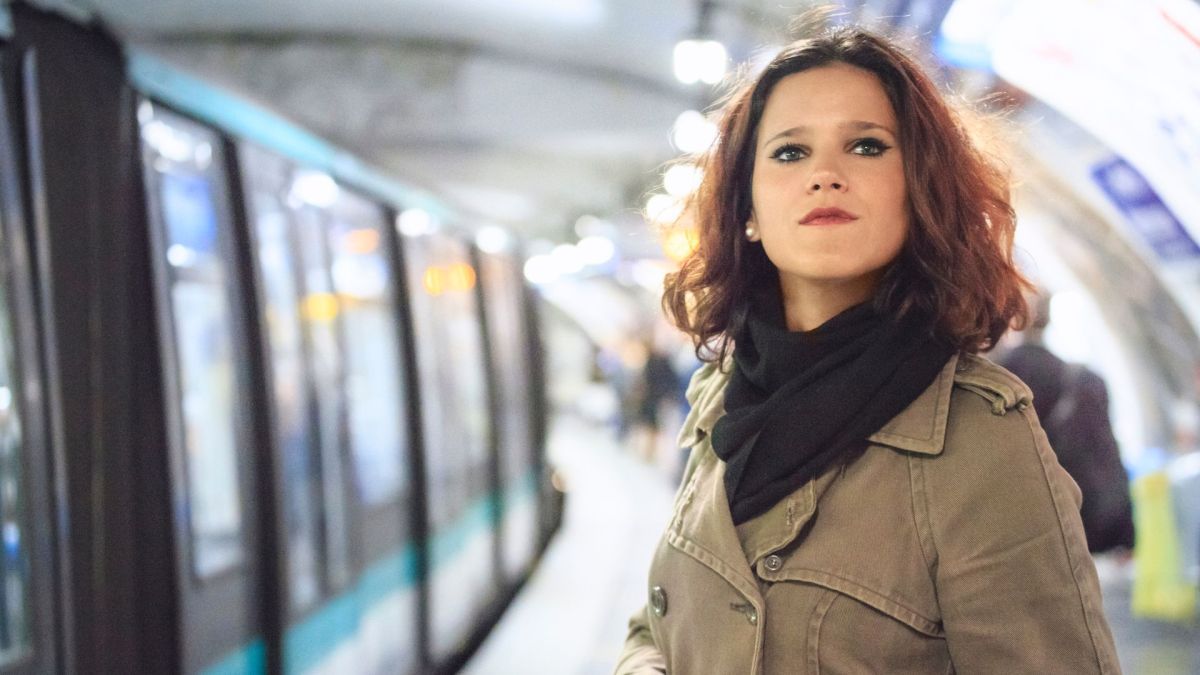 Une voyageuse dans le métro parisien. // Source : Canva Une voyageuse dans le métro parisien. // Source : Canva