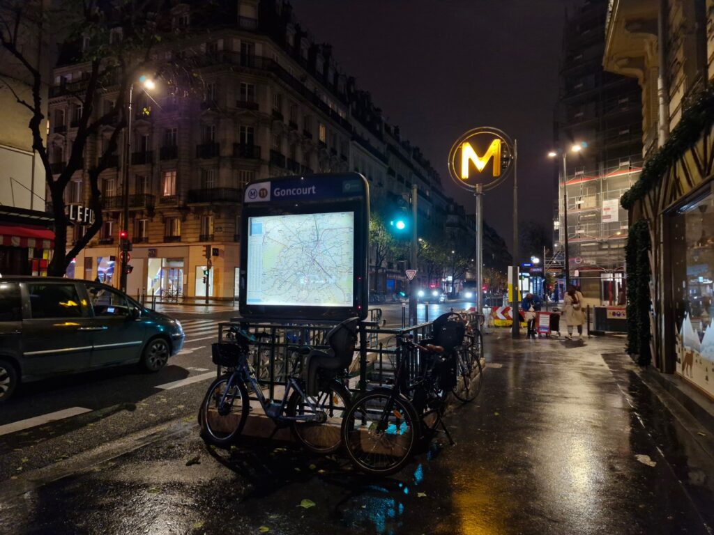 Autre photo prise de nuit avec le capteur principal du S23 FE. Il y a des zones de flou, mais les lumières sont parfaitement maîtrisées par l'algorithme de Samsung. Une nouvelle fois, seul le capteur principal s'en sort aussi bien. Autre photo prise de nuit avec le capteur principal du S23 FE. Il y a des zones de flou, mais les lumières sont parfaitement maîtrisées par l'algorithme de Samsung. Une nouvelle fois, seul le capteur principal s'en sort aussi bien.