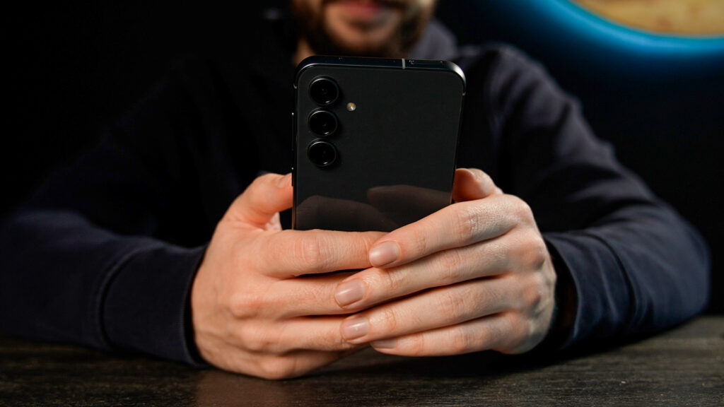 Le Galaxy S23 FE, en main. Le Galaxy S23 FE, en main.