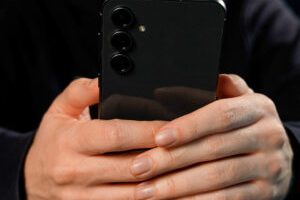 Le Galaxy S23 FE, en main. Le Galaxy S23 FE, en main.