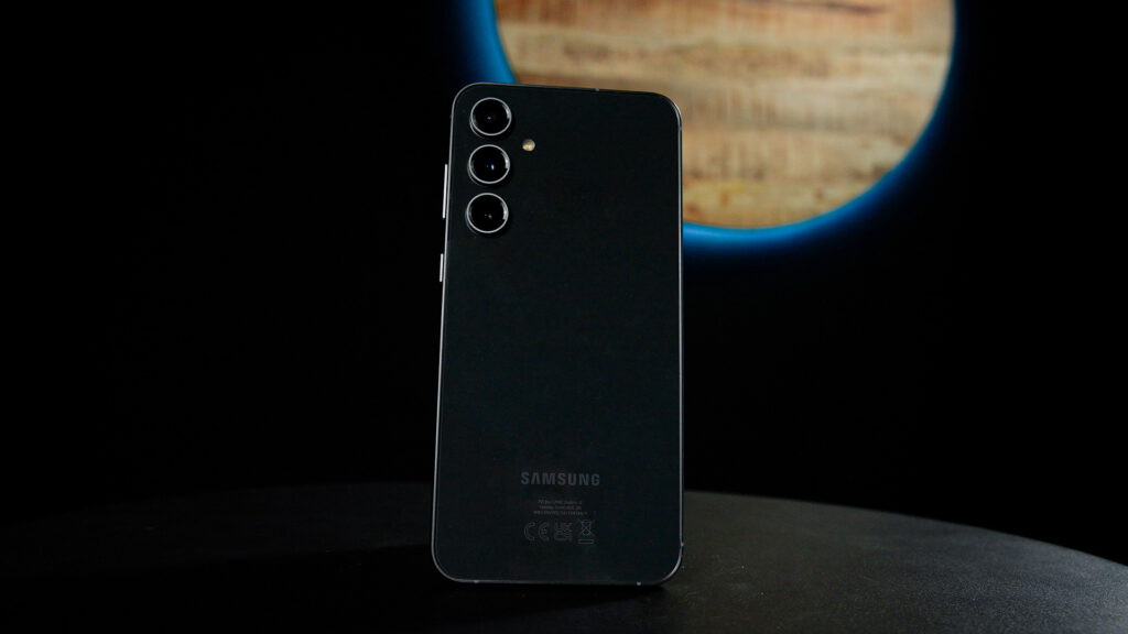Le dos du Galaxy S23 FE est très vide et très salissant. Un rendu mat aurait été préférable. Le dos du Galaxy S23 FE est très vide et très salissant. Un rendu mat aurait été préférable.