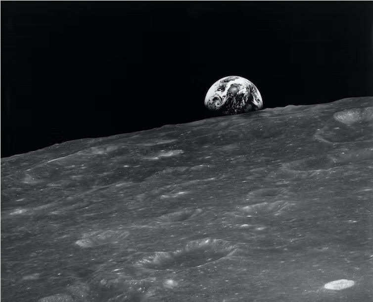 La première photo du lever de Terre, prise par Bill Anders // Source : Nasa, Bill Anders La première photo du lever de Terre, prise par Bill Anders // Source : Nasa, Bill Anders