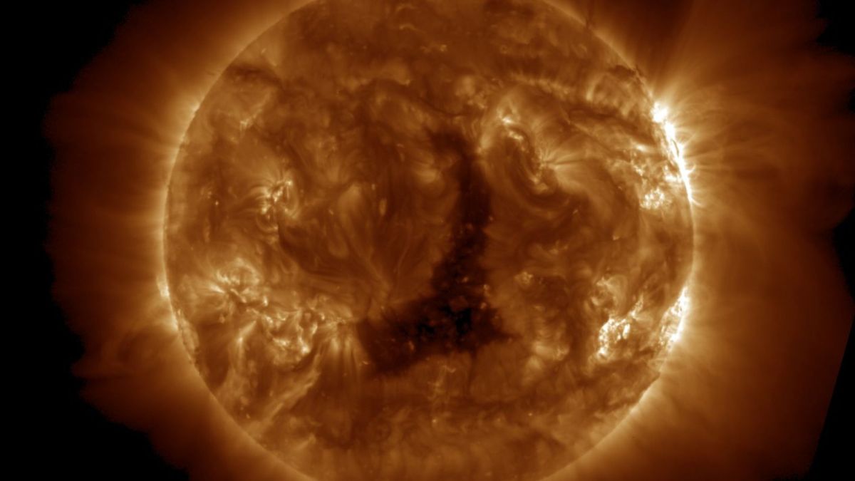 Le trou coronal sur le Soleil. // Source : Via X @NOAASatellites (image recadrée) Le trou coronal sur le Soleil. // Source : Via X @NOAASatellites (image recadrée)