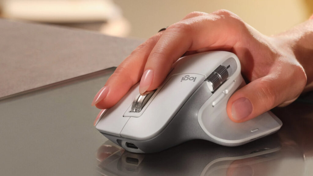La Logitech Mx MAster 3S épouse bien la forme de la main // Source : Logitech La Logitech Mx MAster 3S épouse bien la forme de la main // Source : Logitech