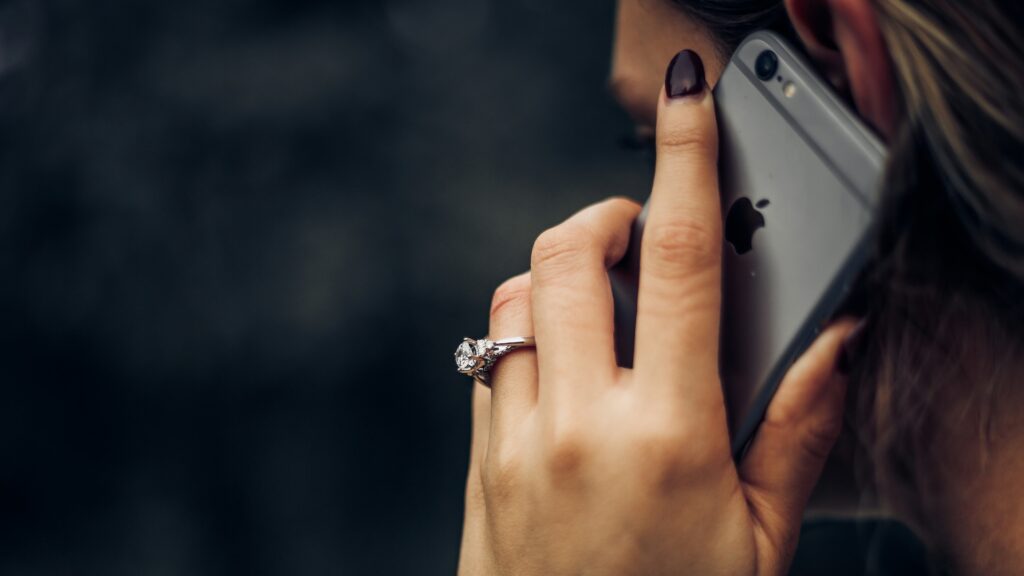 Le vishing prend de l'ampleur en France. En cas de numéro inconnu, restez vigilent // Source : Taylor Grote via Unsplash Le vishing prend de l'ampleur en France. En cas de numéro inconnu, restez vigilent // Source : Taylor Grote via Unsplash