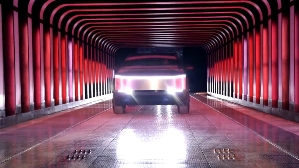 Le Cybertruck a le plus long bandeau Led // Source : Tesla Le Cybertruck a le plus long bandeau Led // Source : Tesla