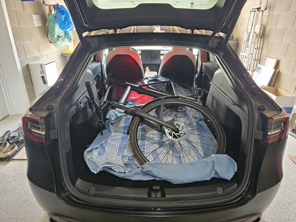 Un vélo dans la Tesla Model Y // Source : Bob JOUY pour Numerama Un vélo dans la Tesla Model Y // Source : Bob JOUY pour Numerama