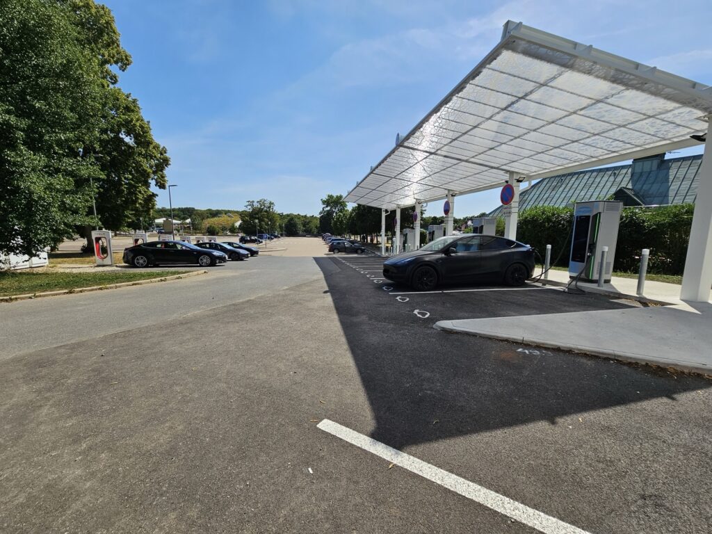 La Tesla Model Y en charge sur une borne Engie // Source : Bob JOUY pour Numerama La Tesla Model Y en charge sur une borne Engie // Source : Bob JOUY pour Numerama