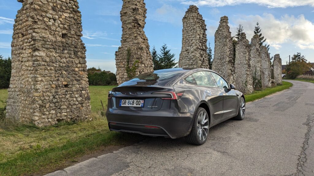 Tesla Model 3 (2023) // Source : Raphaelle Baut pour Numerama Tesla Model 3 (2023) // Source : Raphaelle Baut pour Numerama