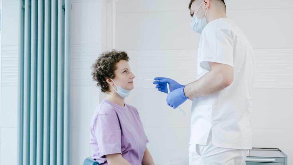 Un test réalisé par un professionnel de santé. // Source : Canva Un test réalisé par un professionnel de santé. // Source : Canva