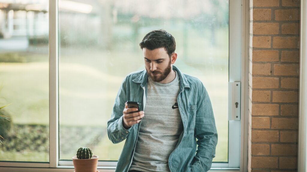 Vérifiez régulièrement si vous captez bien votre réseau mobile pour détecter un éventuel SIM-swapping // Source : Thom Holmes via Unsplash Vérifiez régulièrement si vous captez bien votre réseau mobile pour détecter un éventuel SIM-swapping // Source : Thom Holmes via Unsplash