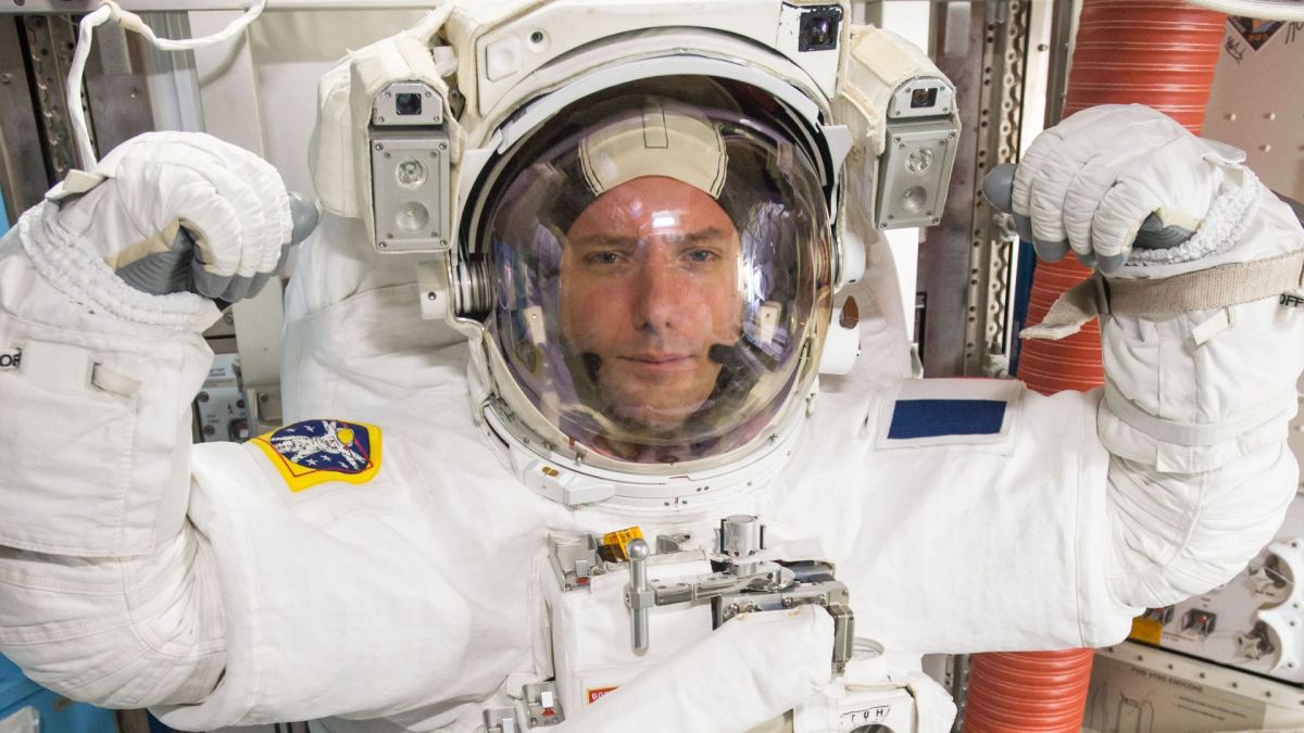 Thomas Pesquet dans son scaphandre avant une sortie en 2017. // Source : Flickr/CC/Nasa Johnson (photo recadrée) Thomas Pesquet dans son scaphandre avant une sortie en 2017. // Source : Flickr/CC/Nasa Johnson (photo recadrée)