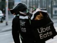 Un livreur Uber Eats  // Source : Claudio Schwarz / Unsplash