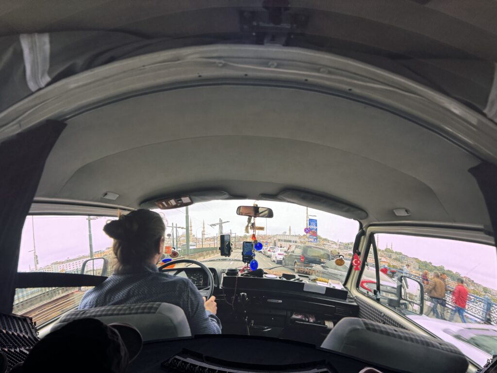Dans une séquence du film, on roule dans des villes à l'arrière de voitures. La Sphere utilise les vibrations du siège pour donner l'impression que l'on est dedans. L'illusion est réussie. Dans une séquence du film, on roule dans des villes à l'arrière de voitures. La Sphere utilise les vibrations du siège pour donner l'impression que l'on est dedans. L'illusion est réussie.