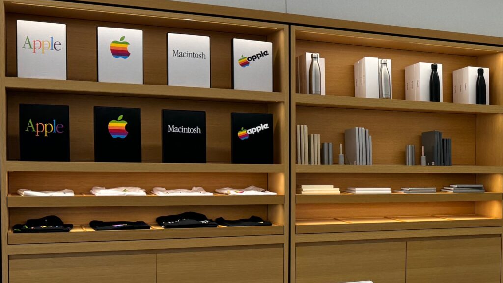 Les derniers produits dérivés vendus en 2024. Le rayon a rétréci avec les années. Les derniers produits dérivés vendus en 2024. Le rayon a rétréci avec les années.