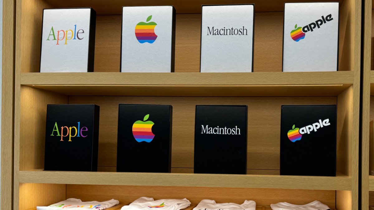 Les t-shirts d'Apple Infinite Loop. // Source : Numerama Les t-shirts d'Apple Infinite Loop. // Source : Numerama
