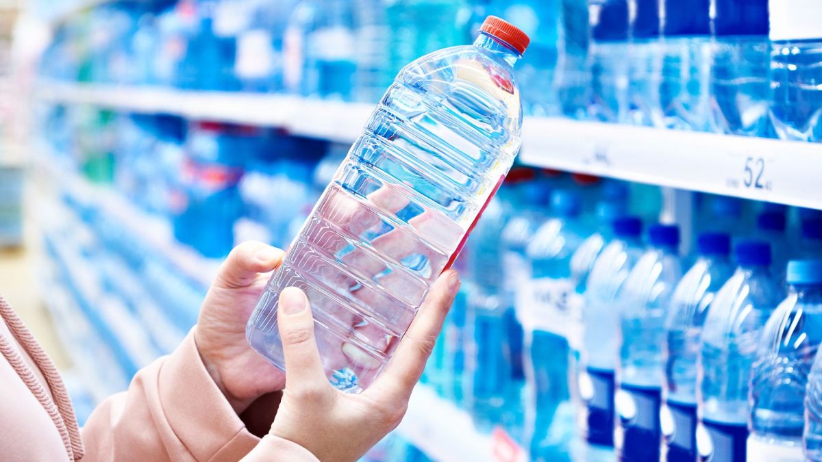 Une bouteille d'eau en plastique. // Source : Canva Une bouteille d'eau en plastique. // Source : Canva