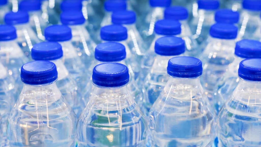 Des bouteilles d'eau en plastique... truffées de plastique. // Source : Canva Des bouteilles d'eau en plastique... truffées de plastique. // Source : Canva
