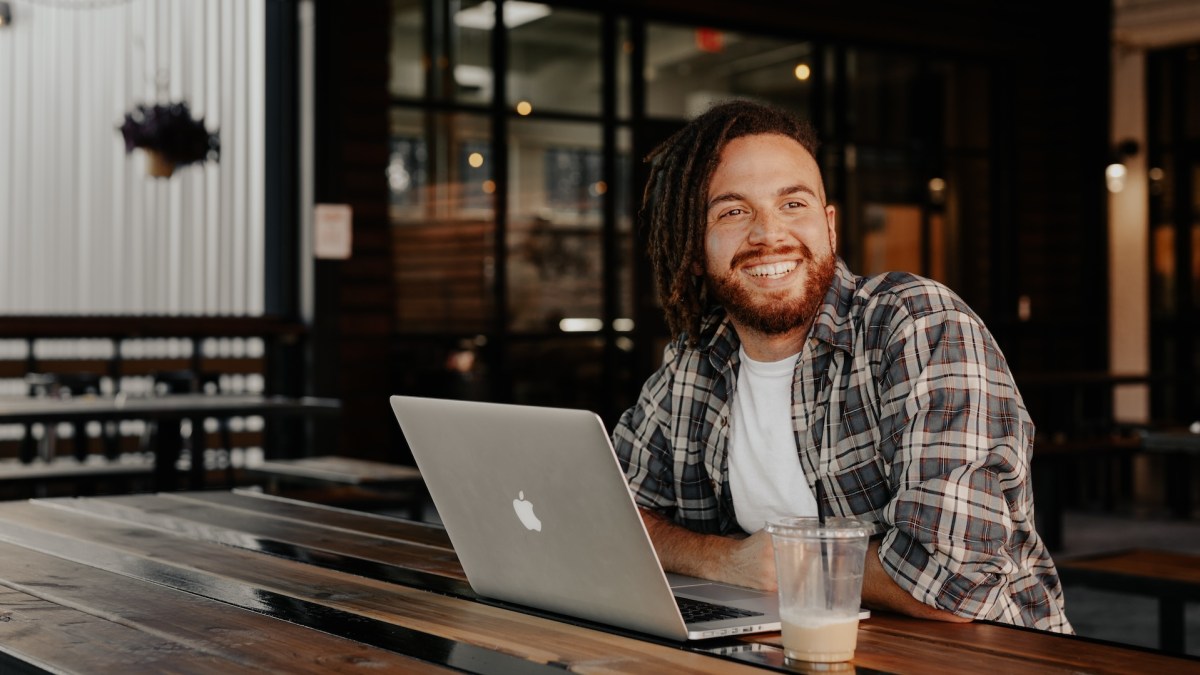 Bien investir ne requiert pas de larges connaissances en finance // Source : Brooke Cagle via Unsplash Bien investir ne requiert pas de larges connaissances en finance // Source : Brooke Cagle via Unsplash