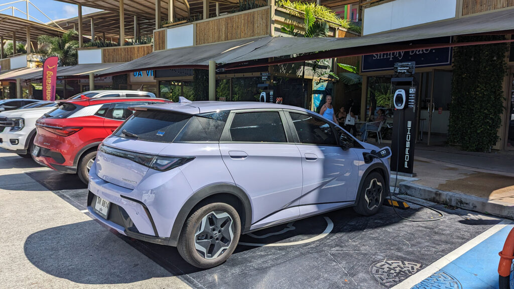 BYD Dolphin et Atto3 en charge en Thailande // Source : Raphaelle Baut pour Numerama BYD Dolphin et Atto3 en charge en Thailande // Source : Raphaelle Baut pour Numerama