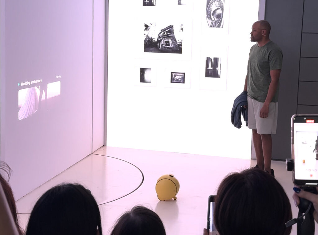 Ici, Ballie projette sur le mur en face de son propriétaire un flux vidéo. Ici, Ballie projette sur le mur en face de son propriétaire un flux vidéo.