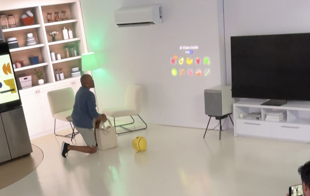 Ballie peut afficher les éléments présents dans votre frigo Samsung sur un mur. Ballie peut afficher les éléments présents dans votre frigo Samsung sur un mur.