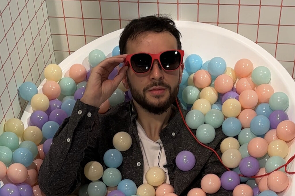 Xreal permet d'essayer ses lunettes AR dans une baignoire remplie de boules. Xreal permet d'essayer ses lunettes AR dans une baignoire remplie de boules.