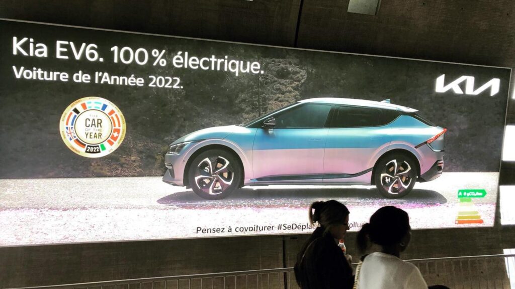 Publicité pour la Kia EV6 gagnante du COTY 2022 // Source : Car of the year - Facebook Publicité pour la Kia EV6 gagnante du COTY 2022 // Source : Car of the year - Facebook