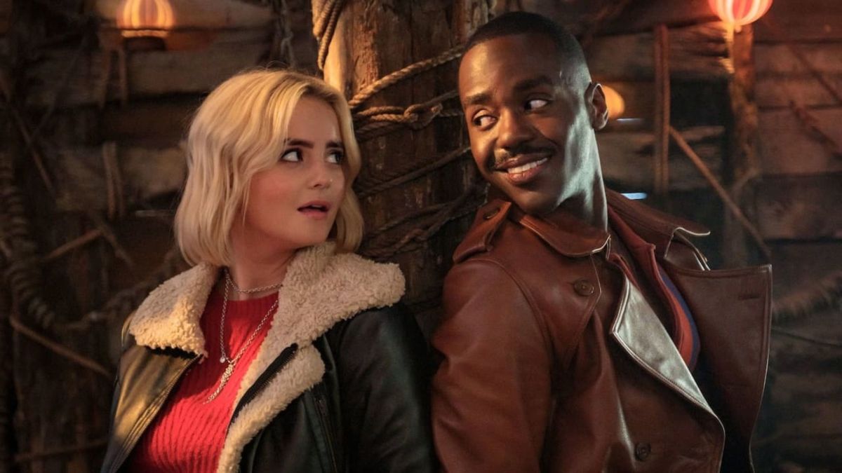 Millie Gibson (Ruby) et Ncuti Gatwa (Le Docteur) dans Doctor Who. // Source : BBC Millie Gibson (Ruby) et Ncuti Gatwa (Le Docteur) dans Doctor Who. // Source : BBC
