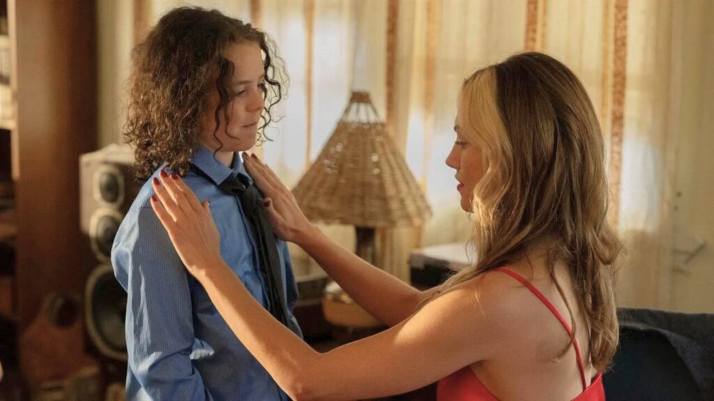 Eli et sa mère, dans la série. // Source : Netflix Eli et sa mère, dans la série. // Source : Netflix