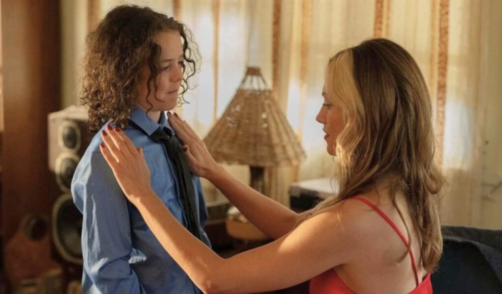 Eli et sa mère, dans la série. // Source : Netflix Eli et sa mère, dans la série. // Source : Netflix