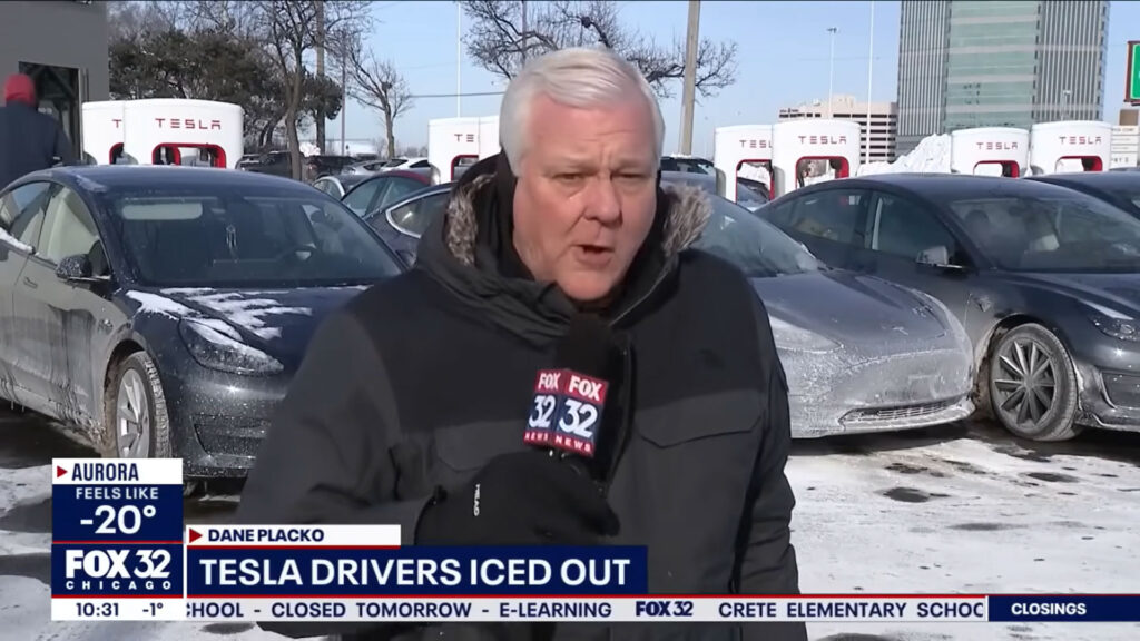 En direct depuis les superchargeurs Tesla de Chicago // Source : Capture vidéo Fox32 Chicago En direct depuis les superchargeurs Tesla de Chicago // Source : Capture vidéo Fox32 Chicago