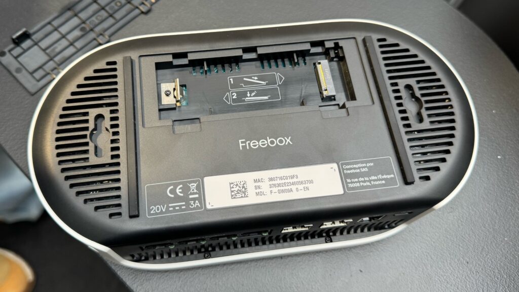 Le seul emplacement de stockage de la Freebox Ultra. // Source : Numerama Le seul emplacement de stockage de la Freebox Ultra. // Source : Numerama