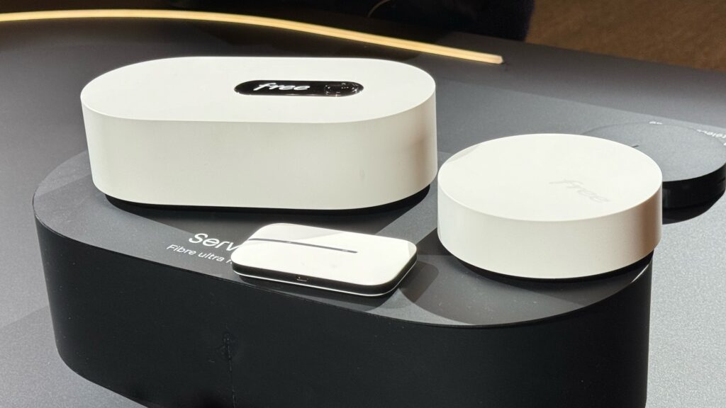 La Freebox Ultra avec son répéteur Wi-Fi 7 et son routeur 4G. // Source : Numerama La Freebox Ultra avec son répéteur Wi-Fi 7 et son routeur 4G. // Source : Numerama