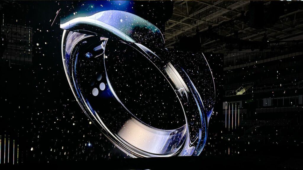 Voici la Samsung Galaxy Ring. On peut apercevoir plusieurs capteurs liés à la santé. // Source : Numerama Voici la Samsung Galaxy Ring. On peut apercevoir plusieurs capteurs liés à la santé. // Source : Numerama