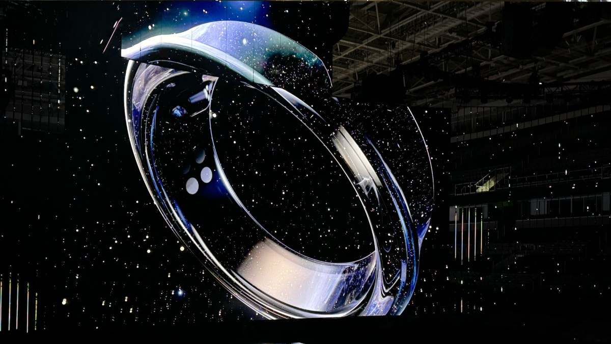 Voici la Samsung Galaxy Ring. On peut apercevoir plusieurs capteurs liés à la santé. // Source : Numerama Voici la Samsung Galaxy Ring. On peut apercevoir plusieurs capteurs liés à la santé. // Source : Numerama