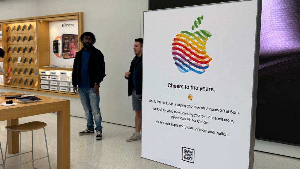 À l'entrée d'Infinite Loop, un panneau indique que le magasin va fermer. À l'entrée d'Infinite Loop, un panneau indique que le magasin va fermer.