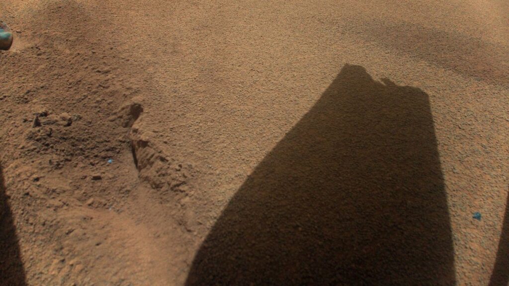 Photo prise par Ingenuity après son dernier vol. Une pale est endommagée. // Source : Nasa/JPL-Caltech (photo recadrée) Photo prise par Ingenuity après son dernier vol. Une pale est endommagée. // Source : Nasa/JPL-Caltech (photo recadrée)