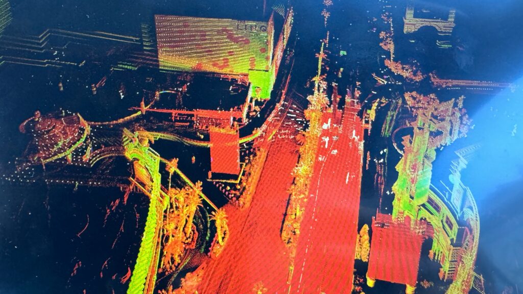 Ici, on voit le nom de l'hôtel LINQ avec les points récupérés par le LiDAR. On peut aussi voir les branches des arbres. Ici, on voit le nom de l'hôtel LINQ avec les points récupérés par le LiDAR. On peut aussi voir les branches des arbres.